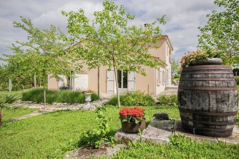 This is a pretty 1-bedroom villa in Segonzac. It has a swimming pool and is perfect for a couple. This little village is the centre of Grande Champagne, the premier cru of the Cognac region. With its many vineyards, it's is a great area for hiking. I...