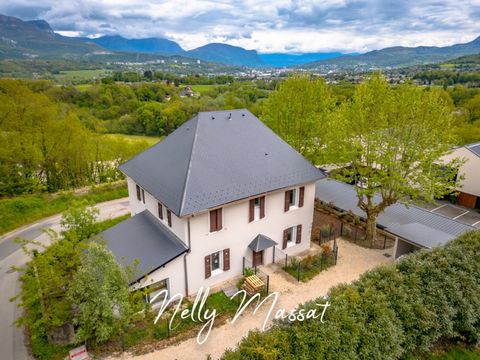 Appartement à vendre 4 pièces LA MOTTE SERVOLEX (73), triplex de charme de 147 M2 avec jardin privatif
