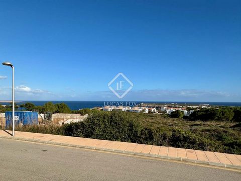 Lucas Fox presents this 1,202m² plot with distant sea views located in the exclusive residential development of Coves Noves in the municipality of Es Mercada, Menorca. Ideal for developing a single-family home. It has all the necessary amenities , in...