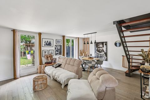 Cabinet Mazarin - Daniel de La Roussière - vous présente : Une maison des années 1990 de 125,58 m2 au sol (104,51 m2 carrez) au cœur d’un quartier résidentiel calme et recherché. Les espaces ont été conçus avec intelligence, mêlant esthétisme contemp...