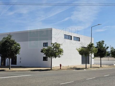 Novo armazém no Parque Empresarial de Tavira Armazém industrial com uma área de implantação de 248m2, inserido num lote de 479m2. Medidas aproximadas de 12,6metros X 19,6metros. Altura (pé-direito) superior a 7 metros. Possui 2 portões de acesso de 5...