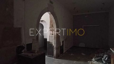 Prédio com estabelecimento comercial + T2+1 Áreas (m²) Área Bruta 394 Área de Terreno 301 Divisões Casa(s) de Banho 4 Total quarto(s) 2 Total quarto(s) interiores 1 Envolvente Centro da Cidade Transportes Públicos