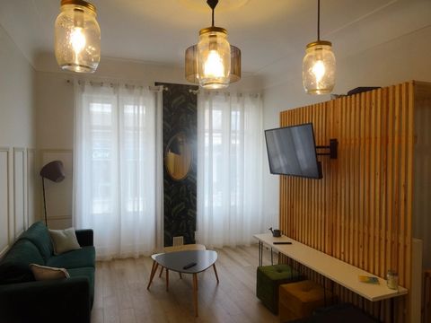 À deux pas de la plage de Pontaillac, ce charmant appartement contemporain de 61 m² avec patio privatif de 12 m² vous attend au rez-de-chaussée d’un immeuble bourgeois en pierre, à la façade récemment rénovée, typique du début du XXe s...