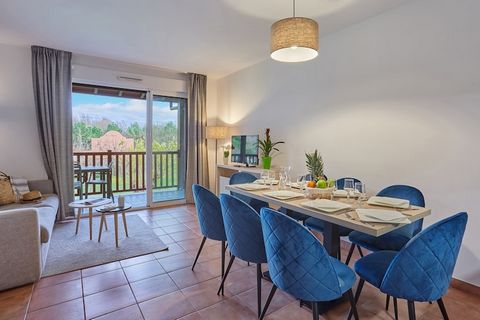 Niché au cœur du paisible complexe résidentiel Iratzia, cet appartement offre un havre de paix accueillant pouvant accueillir jusqu'à quatre personnes. Le séjour comprend un canapé-lit double et s'ouvre sur une terrasse meublée, idéale pour savourer ...