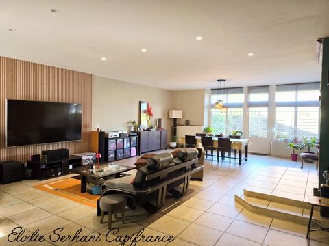 Maison atypique d'environ 340m2, 9 pièces sur une parcelle de 1016m2 à Longevelle-sur-le-Doubs