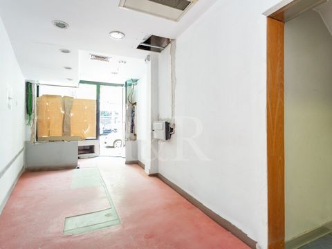 Shop for rent located in the Gonçalves Crespo building, between Estefânia and Marquês de Pombal. The original shop is spread over two floors, ground floor (50 sqm) and basement (66 sqm), totaling 116 sqm. It has a shop window on the ground floor, fac...