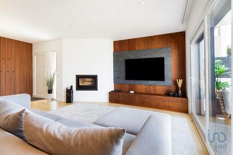 Moradia Contemporânea T4 + Escritório com Piscina, Espaço de Lazer e Equipamentos de Alta Gama – Setúbal / Padeiras Descubra o equilíbrio perfeito entre conforto moderno, design elegante e funcionalidade para o dia a dia. Esta moradia de exceção, ide...