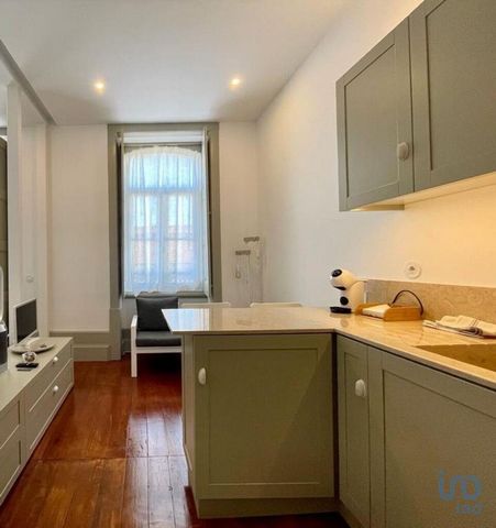 Excelente Oportunidade de Investimento no Centro de Coimbra – Apartamento T3 com Estúdio Independente Apresentamos este apartamento exclusivo localizado no coração de Coimbra, junto ao Metro e com todos os serviços, comércio e universidades a poucos ...