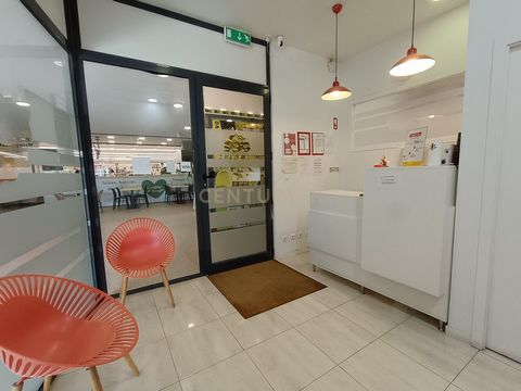 Descubra esta clínica dental de 43m² en pleno funcionamiento, estratégicamente situada en São Domingos de Rana, Cascais. Se trata de una oportunidad única que incluye no sólo el espacio físico, sino un negocio establecido con una completa base de dat...