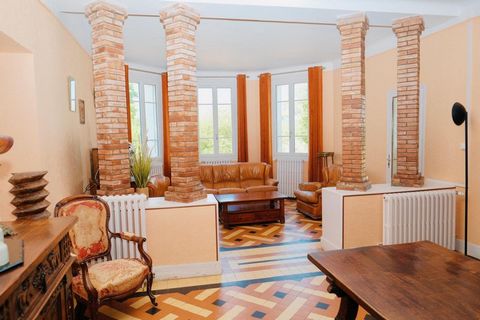 Corps de ferme a fort potentiel avec piscine et dependances , idéal chambres d ' hotes ou grande famille .