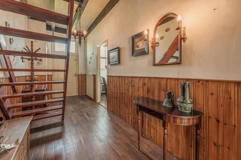 Deze officierswoning uit 1761 bevindt zich op een bijzondere plek in Bad Nieuweschans. Je hebt uitzicht op het plantsoen en op de historische wachttoren. Bad Nieuwschans is een oude vesting en ademt nog steeds de sfeer van weleer. De omgeving leent z...