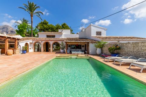 Gelegen op een ruim, privéperceel op het zuiden, is deze finca in traditionele mediterrane stijl niet zomaar een woning, maar een levensstijl. Met haar traditionele architectuur en tijdloze charme vangt ze perfect de ontspannen, zonnige en authentiek...