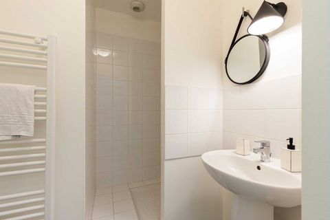 Apartment with lots of character, completely renovated by a prestigious architect and fully equipped. It is located on the ground floor and has a fenc null This fully renovated and equipped apartment can accommodate up to 4 people (one bedroom with a...
