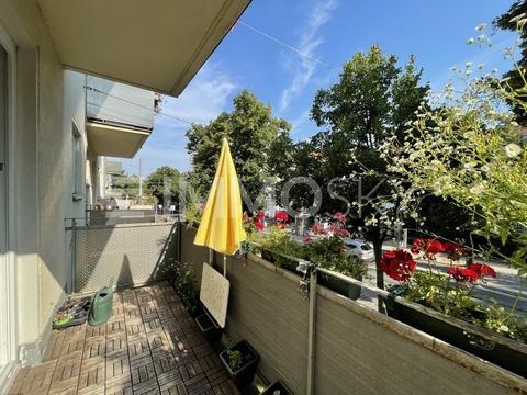 Moderne ruimte-indeling, heldere lijnen en trendy woondesign staan voor een tolerante woonsfeer! Een betoverend uitzicht vanaf het balkon, een TOP-infrastructuur en de gunstige ligging spreken voor dit bijzonder aantrekkelijke 3-kamerappartement. Beg...