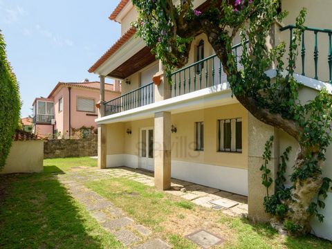 Five-Bedroom House with Garden in Bairro de Hollywood This three-fronted, three-storey house offers an excellent balance of comfort, space, and functionality. On the ground floor (first floor), you'll find a cosy living room with a wood-burning stove...