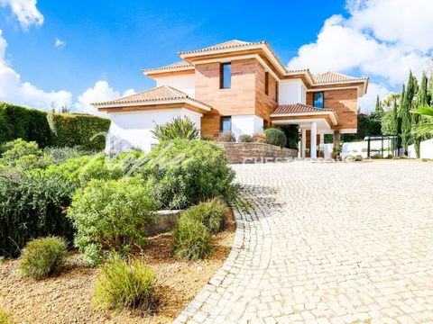 This stunning contemporary villa, located in the prestigious area of Vale Formoso in the Algarve, offers the perfect blend of modern design and natural materials such as wood and stone, creating a sophisticated yet welcoming atmosphere. Positioned on...