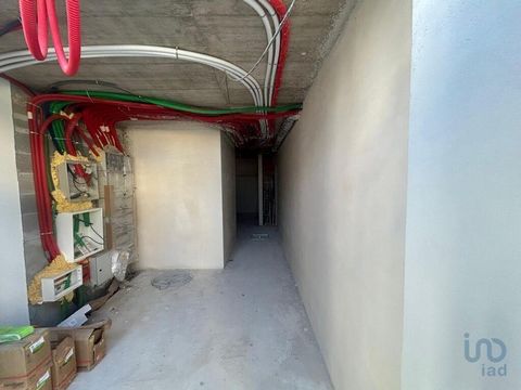 Apartamento T2 +2 Duplex no Centro de Pombal Localizado no coração de Pombal, este confortável apartamento T2 oferece uma excelente oportunidade para quem procura viver perto de todos os serviços essenciais. A propriedade encontra-se numa zona estrat...