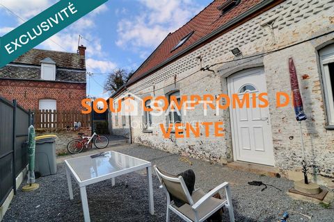 Maison de type longère avec cour et jardinet.