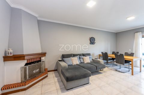 Identificação do imóvel: ZMPT578550 Descubra este fantástico apartamento T2+1, localizado no 1º andar do Edifício Vista Mar, em Lourosa, Stª Mª da Feira. Com uma área de 109,50m² e um lugar de garagem de 18,55m², este imóvel oferece o equilíbrio perf...