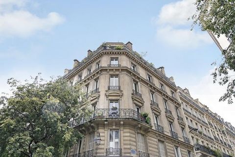 APPARTEMENT VENDU LOUÉ IKORY PROPERTIES vous propose, en exclusivité, ce bel appartement de 4 pièces situé rue Saint-Martin, entre les stations de métro Étienne Marcel et Arts et Métiers, au 1ᵉʳ étage avec ascenseur d'une copropriété récemment rénové...