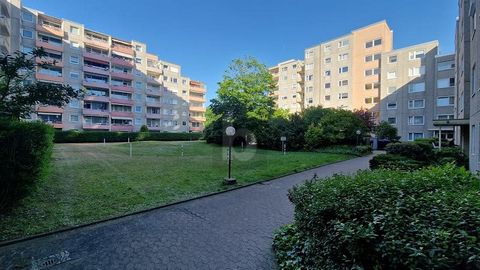 This charming 3-room apartment in Laatzen offers enough space for singles or couples with 60 m² of living space and a spacious basement room. The completely renovated apartment impresses with its large, bright rooms and the new windows from 2025. Ide...