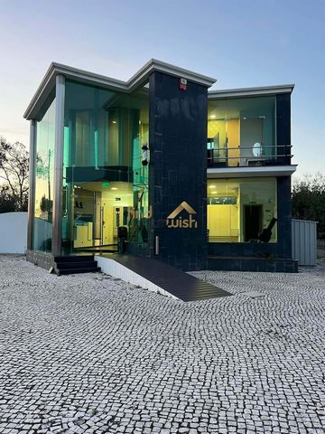 Kans in Juncal - Handel met 4 slaapkamers met potentieel voor huisvesting Prijs: 225.000€ We presenteren deze multifunctionele woning gelegen in Juncal, momenteel geregistreerd als een handelszaak met vier grote kamers (T4), perfect voor wie op zoek ...