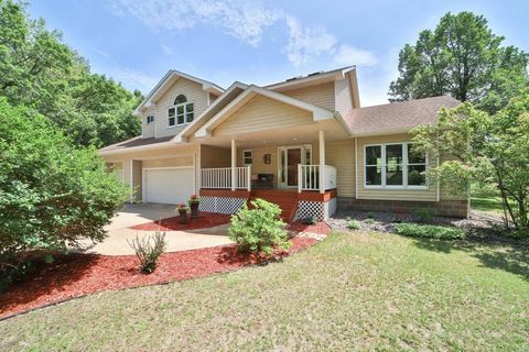 Ervaar privacy en gemak in dit prachtige huis op 5+ hectare, gelegen aan een rustige doodlopende weg, grenzend aan de Paul Bunyan Trail, 1,5 mijl naar de openbare aanlegplaats van North Long. Deze accommodatie ligt op 15 minuten ten NO van Baxter en ...