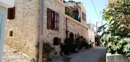 Kato Episkopi Traditionelle Steinmaisonette in Kato Episkopi - Sitias. Das Haus ist teilweise möbliert. Das Erdgeschoss ist 63m2. Es besteht aus einem offenen Wohnbereich mit Küche, einem schönen Torbogen und einem Kamin. Es gibt auch ein Badezimmer ...