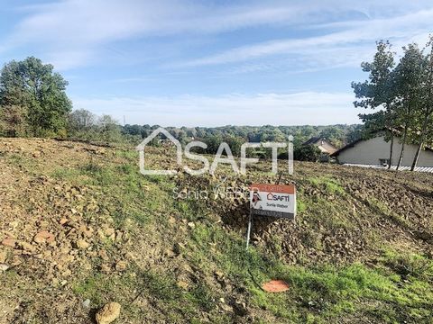 Exceptional and rare to find in this town Building plot of more than 1300m² with a frontage of 22m by 45m deep not overlooked. Provided with water and electricity Beautiful exhibition! Contact me quickly!