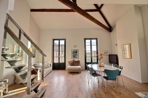 This is a real opportunity to purchase an apartment on top floor with a roof terrace, situated in the heart of the Old Town, Antibes. The apartment has 3 bedrooms, 2 bathrooms and 2 toilets. The large and bright living room is combined with an open k...