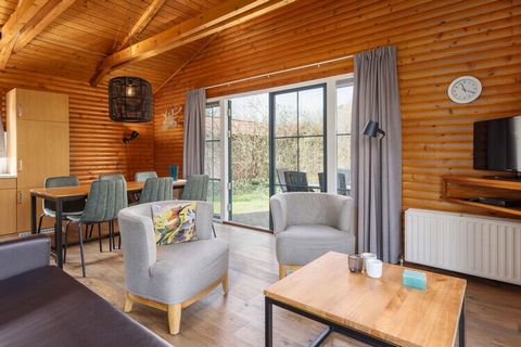 Ce bungalow indépendant de bois est situé dans le magnifique parc de vacances De Veluwse Hoevegaerde, en pleine nature et à seulement 15 km de Harderwijk. Le bungalow de plain-pied est entièrement et confortablement aménagé. Vous y disposez d'un séjo...