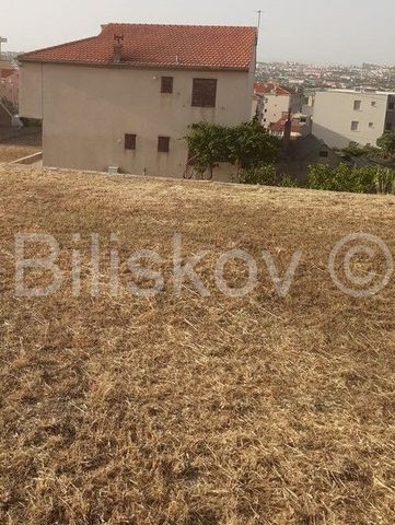 Solin, Sv. Kajo building land of 3,154 m2 in the M1 zone, for the construction of a residential / multi-apartment building. The maximum construction of the building plot is kig = 0.3. Dimensions: width: approx. 65 m, length: approx. 55 m Distance fro...