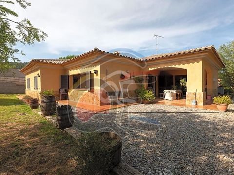 Beautiful villa in Vall-Llobrega, 5 minutes from the beach and the coastal town of Palamós, with 5 bedrooms and 3 bathrooms plus a small 33m2 studio with fireplace, bedroom and bathroom and 100m2 garage; distributed all on one floor. The house was de...