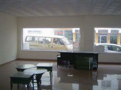Shop in pond in area of great movement, 90 m 2, two bathrooms and raises the. Two very large shop Windows.