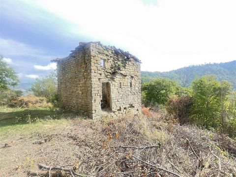 GUBBIO (PG), Loc. Santa Margherita: stone farmhouse of approx. 160 sqm on two levels, completely to be restored, comprising: * Ground floor: various rooms used as storerooms; * First floor: dwelling of 3 rooms; The property includes an annex and 4.5 ...