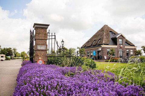 Dit vrijstaande, gelijkvloerse chalet ligt op het mooi opgezette vakantiepark Park Westerkogge. Midden in groen, maar toch op slechts 8 km. van het gezellige, historische havenstadje Hoorn. Het comfortabel ingerichte chalet beschikt door het grote gl...