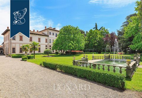 On the outskirts of Milan, surrounded by a naturalistic context of great beauty, there is this charming historical villa of great historical and artistic prestige. Designed between the 17th and 18th centuries by the most important Lombard architect o...
