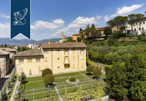 À Spoleto, dans la province de Pérouse, ce charmant hôtel de luxe historique datant de la première moitié du XIXème siècle est à vendre. La propriété, d'une superficie de plus de 3000 mètres carrés, a été profondément rénovée: sa structure actue...