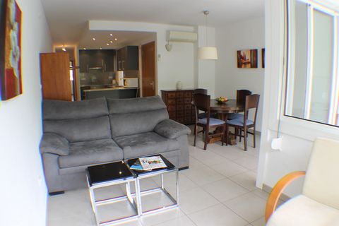 Dit gezellige appartement met uitzicht op de bergen ligt in Roses, Costa Brava, in de provincie Gerona, Catalonia. Roses ligt aan de noordelijke kust van de Gulf of Roses en ten zuiden van Cape Creus. De accommodatie ligt in een stille woonwijk. Het ...