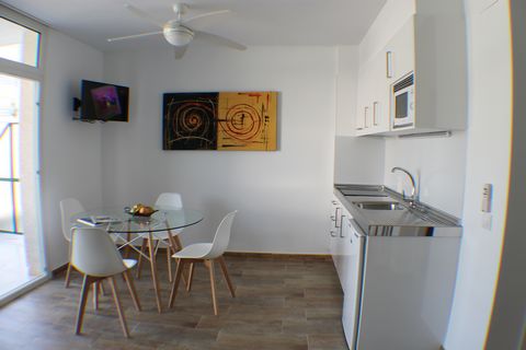 Comfortable apartment with a capacity for 4 people where you can enjoy the many possibilities that La Costa Brava offers. Located in the urbanization Mas Oliva, one of the quietest parts of Roses, it has a swimming pool and a garden where you can rel...