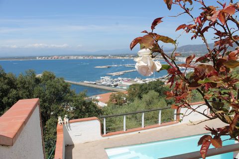 This is a house with private pool with capacity for 8 people where you can enjoy the many opportunities that offers la Costa Brava. Located in el Puig Rom urbanization, one of the quietest areas of Roses. The apartment can accommodate 8 people, as th...