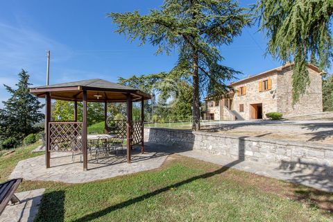 Podere La Favola is a beautiful property consisting of a farmhouse of about 300 square meters located in a park of about 20,000 square meters. The property also includes woodland for a total of 8.7 hectares. The property is located in a splendid mid-...