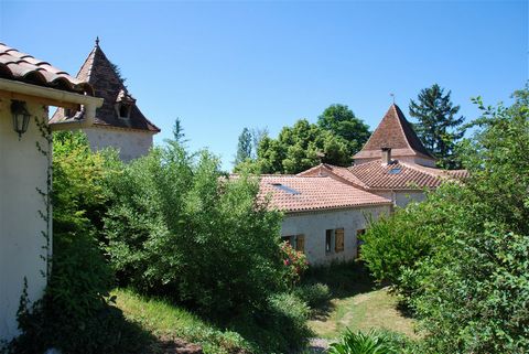 Located in the Lot-et-Garonne department, not far from Montpezat d'Agenais, 30 mins from Agen, 1h20 south of Bordeaux. In a very beautiful valley, very natural, and with no close neighbours, is this stone estate composed of a main house with 8 bedroo...