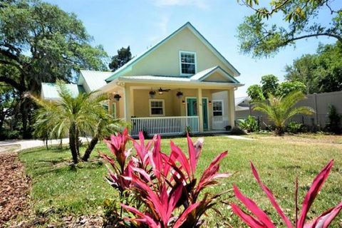 Located between US 1 and A1A, just north of Ripley's Believe it or Not, you will find this charming treasure waiting to be utilized as your next stop for relaxing after a full day of sightseeing, shopping, and dining in all of historic downtown St. A...