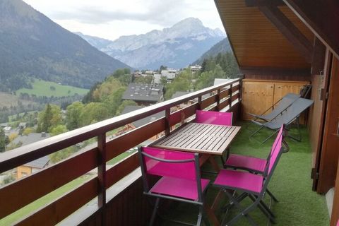 Cette agréable maison de vacances dans les Alpes du Nord bénéficie d'un emplacement idéal à proximité du domaine skiable et du centre-ville. Il est idéal pour les amateurs de sports d'hiver et de randonnée, et il peut accueillir confortablement une f...