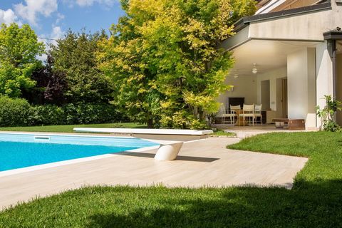 In the hinterland of Lake Garda, just a few km from Desenzano and the shores of the lake, we find this elegant villa of important dimensions, with a garden of about 2.000 square meters offering maximum privacy and a large swimming pool recently renov...