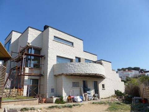 DOMUM EUROPA biedt u deze villa van avant-garde design in aanbouw op een groot perceel van 1.670 m2 aan de rand van de zee met een spectaculair uitzicht. Laat je fantasie de vrije loop met dit originele volledig witte chalet gemaakt met recyclebare b...