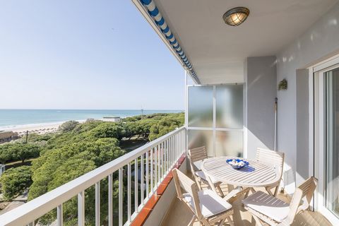 Este maravilloso apartamento situado en Rota acoge a 2+2 huéspedes. El exterior de la vivienda es ideal para disfrutar del clima sureño. Imagínese comenzando el día desayunando en la terraza mientras contempla las impresionantes vistas al mar, o almo...