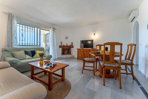 Prachtig 2-slaapkamer parterre appartement in het complex “Calahonda Golf”. Het complex wordt omgeven door de golfbaan La Siesta en biedt uitzicht op de zee en de tuinen, evenals op de golfbaan, een omheind complex met 3 zwembaden en gratis parkeerge...