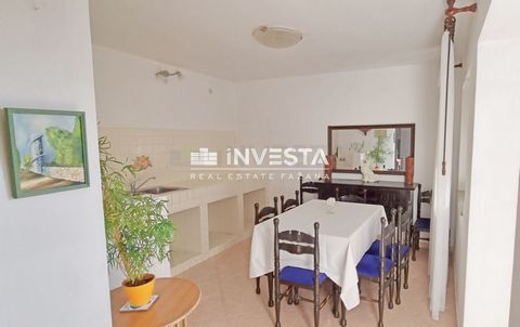 Apartment for sale in Rovinj located in a great location just 10 minutes walk from the old town and 400 m from the sea. It is located in a residential building without an elevator on the fourth floor. The building was built in 1973. The apartment con...